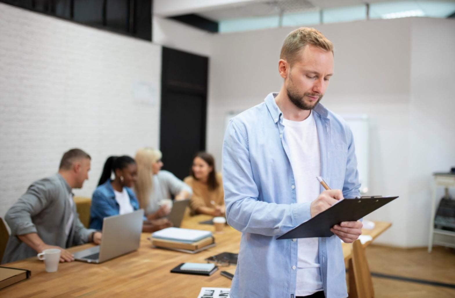 Análisis financiero profesional con gráficos y métricas de rendimiento empresarial